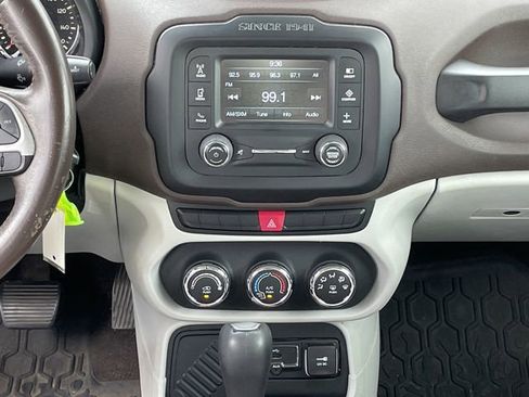 Used 2015 Jeep Renegade Latitude FWD image 16