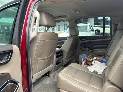 Used 2020 Chevrolet Suburban LT w/ Luxury Package RWD image 13