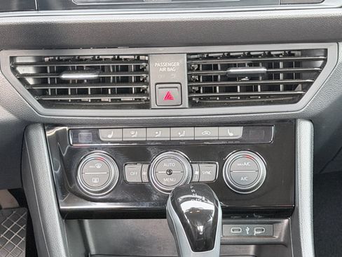 Used 2024 Volkswagen Jetta SE FWD image 19