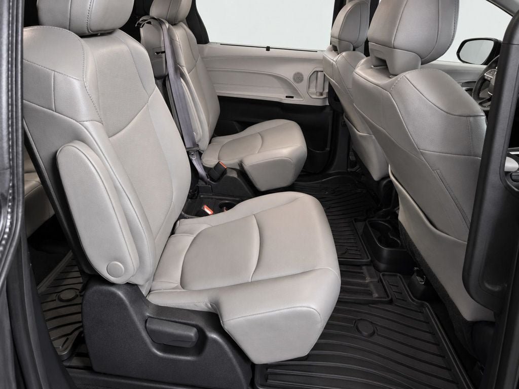 Used 2025 Toyota Sienna XLE FWD image 31