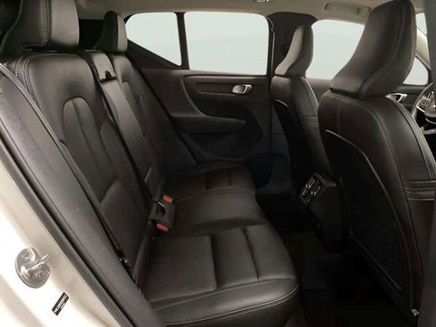 Used 2025 Volvo XC40 B5 Plus image 27