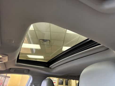 Used 2021 Toyota Highlander XLE image 7