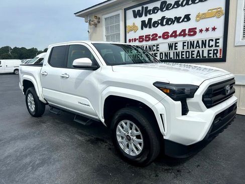 Used 2025 Toyota Tacoma SR5 image 2