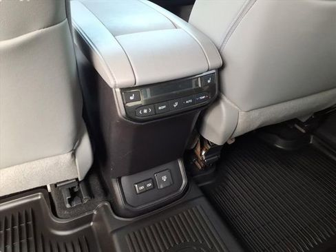 Used 2024 Toyota Highlander Platinum image 12