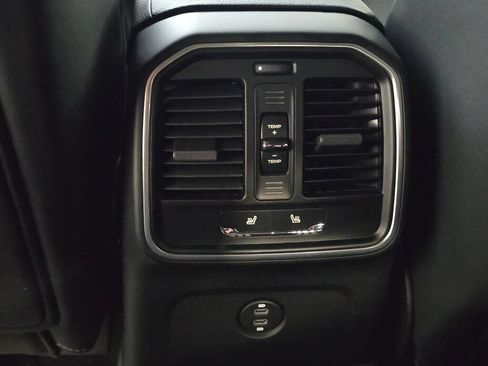 Certified 2025 Porsche Macan AWD/4WD image 19