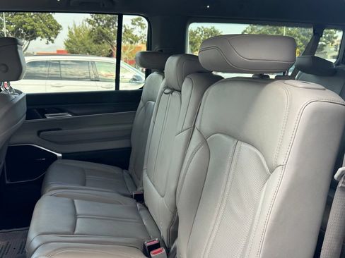 Used 2024 Jeep Wagoneer L Series II RWD image 18
