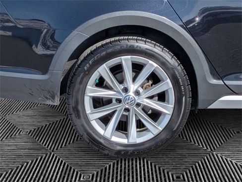 Used 2019 Volkswagen Golf Alltrack S image 9