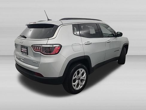 Used 2025 Jeep Compass Latitude AWD/4WD image 4