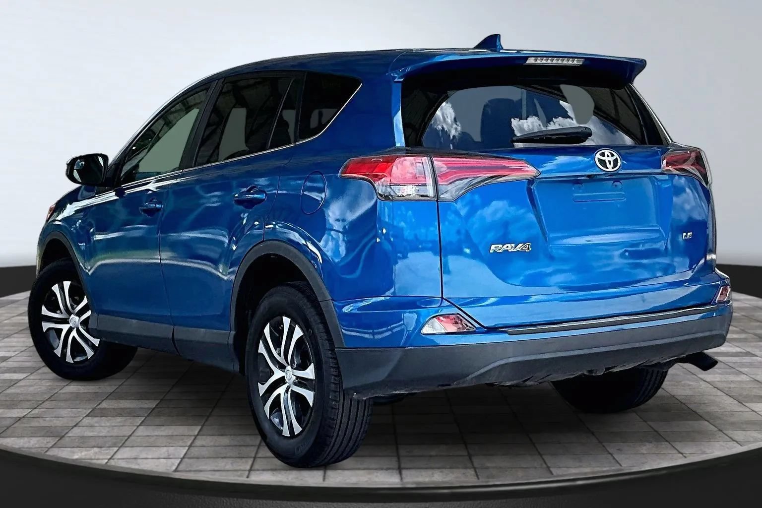 Used 2018 Toyota RAV4 LE w/ All Weather Liner Package FWD image 4