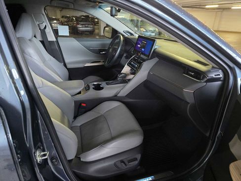 Used 2024 Toyota Venza Limited image 11