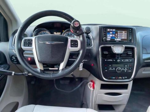 Used 2014 Chrysler Town & Country Touring image 14