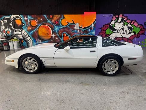 Used 1996 Chevrolet Corvette Coupe RWD image 2