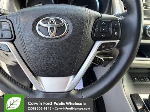 Used 2018 Toyota Highlander XLE AWD/4WD image 17