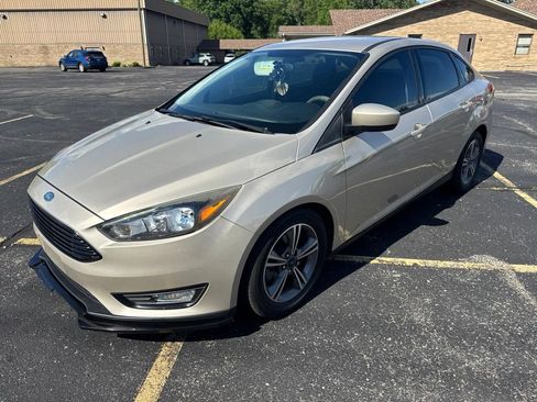 Used 2018 Ford Focus SE w/ SE Appearance Package FWD image 2