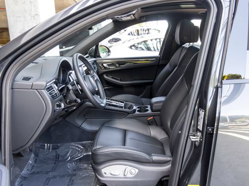 Certified 2026 Porsche Macan AWD/4WD image 30