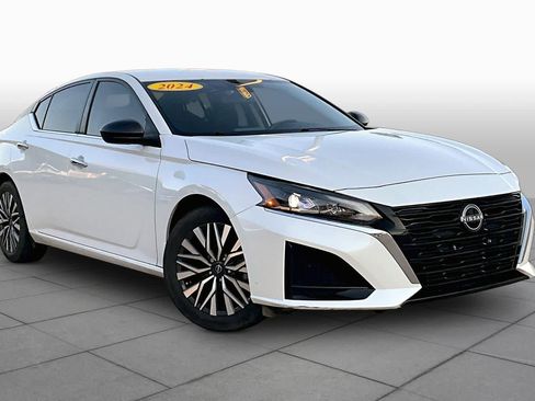 Used 2024 Nissan Altima 2.5 SV FWD image 3