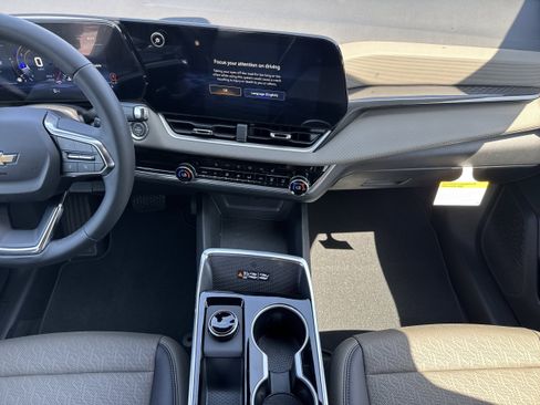 New 2026 Chevrolet Equinox LT w/ Convenience Package II FWD image 16