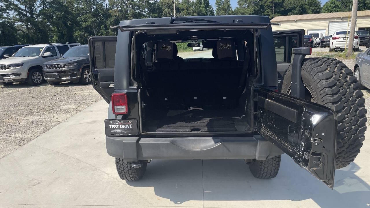 Used 2015 Jeep Wrangler Unlimited Rubicon w/ Connectivity Group AWD/4WD image 8