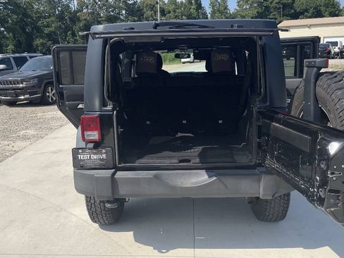 Used 2015 Jeep Wrangler Unlimited Rubicon w/ Connectivity Group AWD/4WD image 8