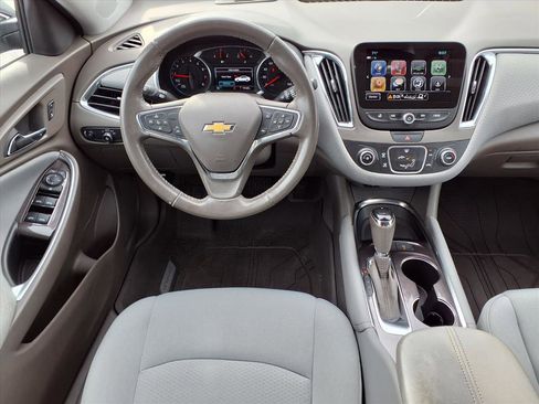 Used 2018 Chevrolet Malibu LT w/ Driver Confidence Package image 3