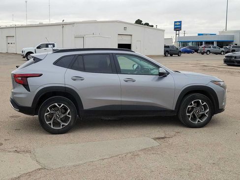 Used 2025 Chevrolet Trax LT FWD image 9