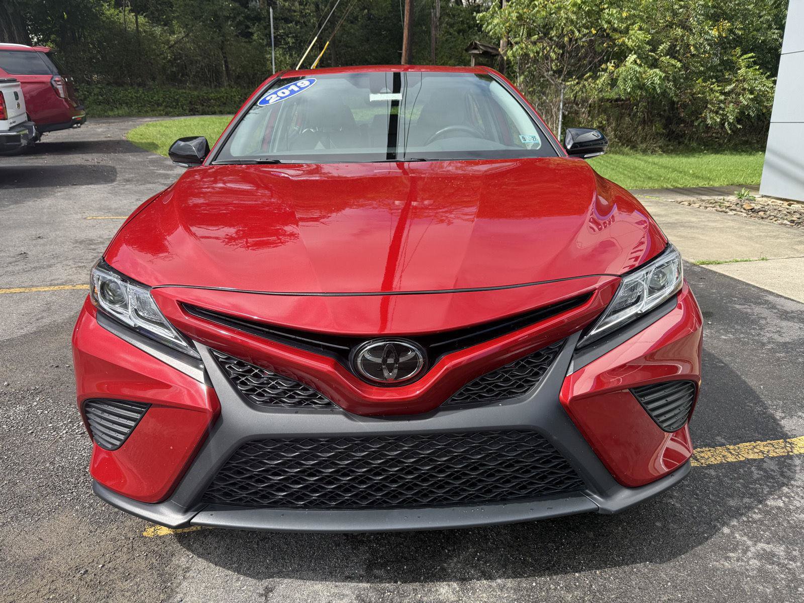 Used 2019 Toyota Camry SE w/ Audio Package FWD image 2