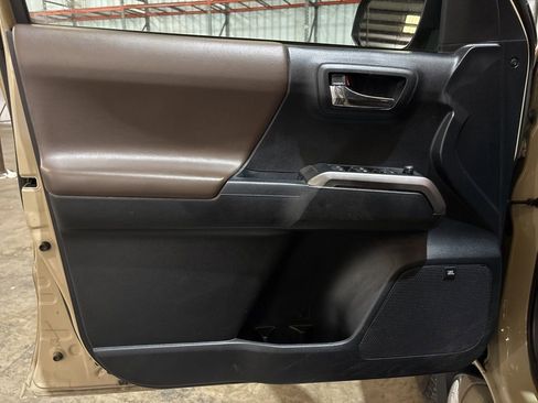 Used 2016 Toyota Tacoma Limited w/ Towing Package image 16