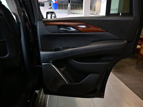 Used 2015 Cadillac Escalade Luxury AWD/4WD image 25
