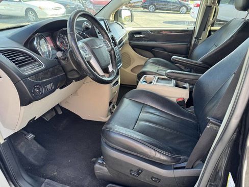 Used 2015 Chrysler Town & Country Touring w/ Driver Convenience Group image 10