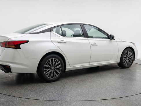 Used 2025 Nissan Altima 2.5 SV FWD image 9