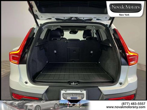 Used 2022 Volvo XC40 T5 Momentum w/ Premium Package AWD/4WD image 12