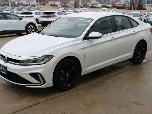 Certified 2025 Volkswagen Jetta SE w/ Black Wheel Package FWD image 3