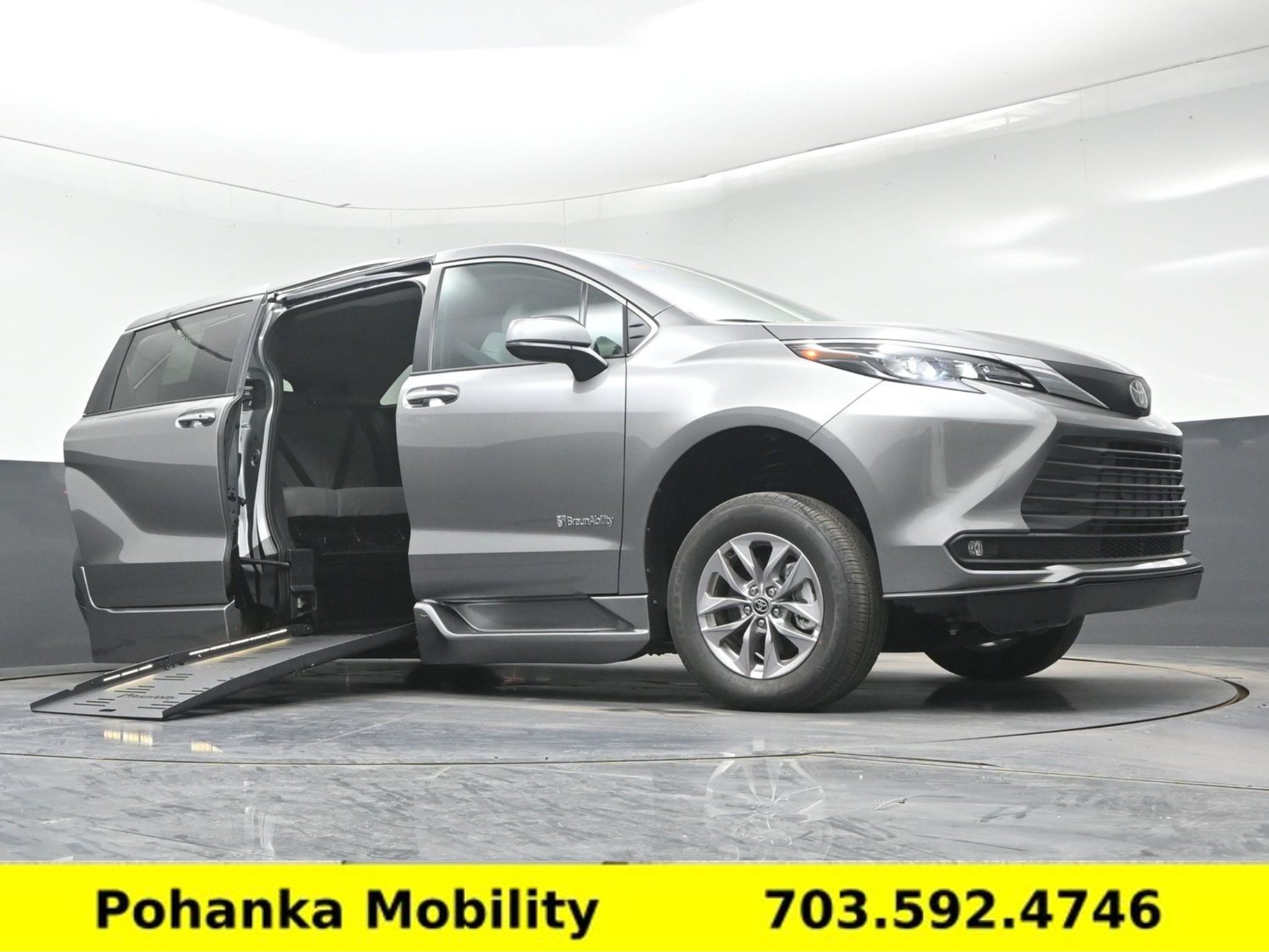 Used 2026 Toyota Sienna XLE FWD image 19