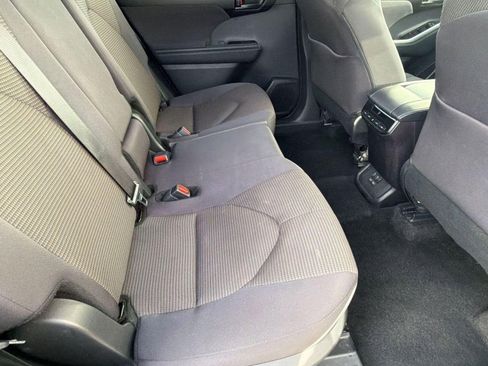 Used 2025 Toyota Highlander LE FWD image 32