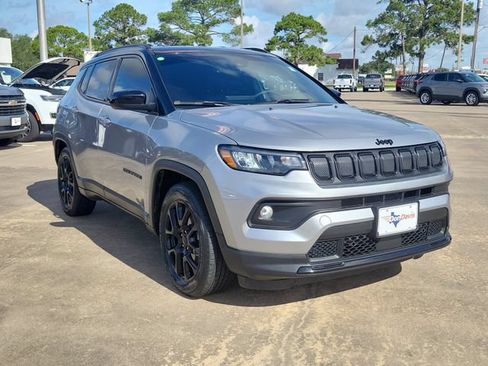 Used 2022 Jeep Compass Latitude w/ Convenience Group FWD image 2