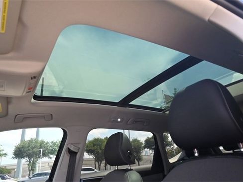 Certified 2024 Volkswagen Taos SE image 23