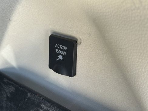 Used 2022 Toyota Sienna Limited image 15