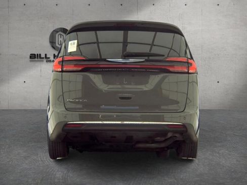 Used 2023 Chrysler Pacifica Touring-L FWD image 3