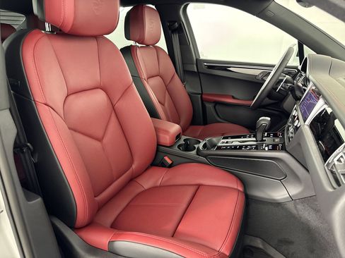 Certified 2025 Porsche Macan image 29