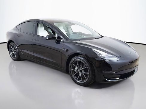 Used 2023 Tesla Model 3 Standard Range image 2