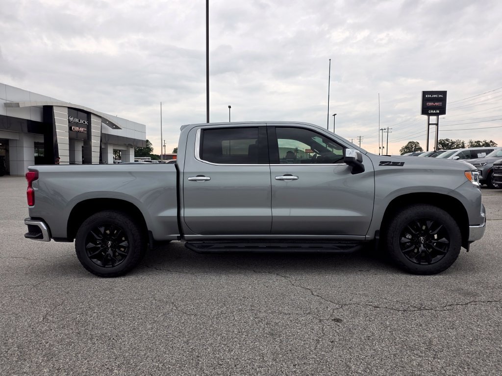 Used 2025 Chevrolet Silverado 1500 LTZ AWD/4WD image 8