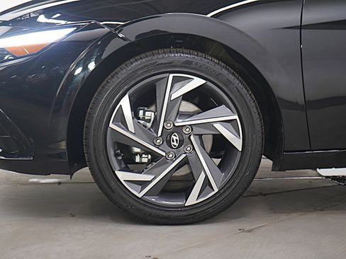 Used 2025 Hyundai Elantra SEL image 28