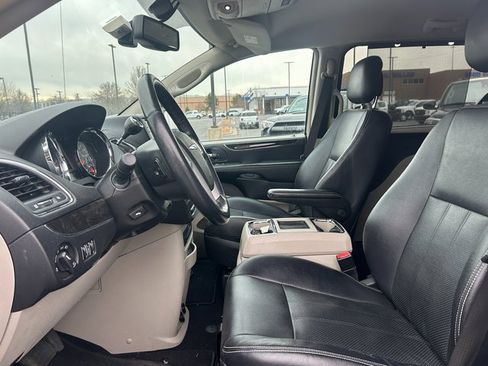 Used 2014 Chrysler Town & Country Touring-L w/ Driver Convenience Group image 18