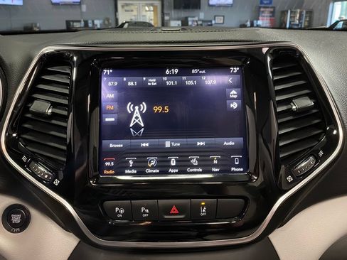 Used 2019 Jeep Cherokee Limited w/ Technology Group FWD image 23