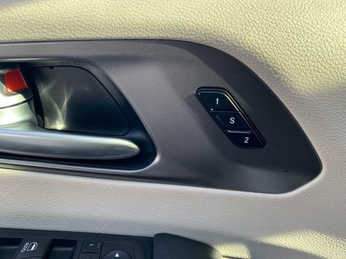 Used 2024 Chrysler Pacifica Touring-L image 23