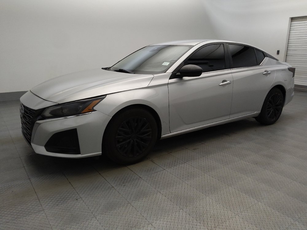 Used 2024 Nissan Altima 2.5 SV FWD image 2