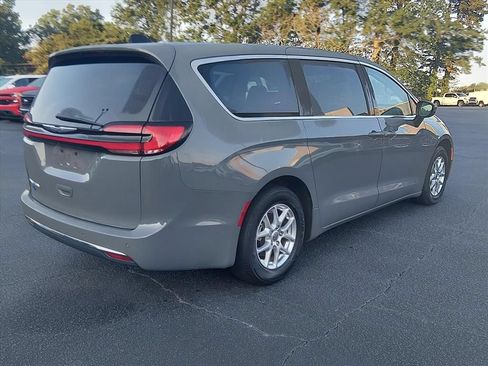 Used 2023 Chrysler Pacifica Touring-L FWD image 4