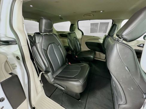 Certified 2024 Chrysler Pacifica Touring-L image 35