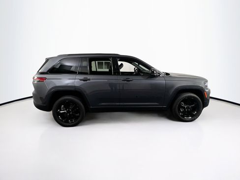 Used 2022 Jeep Grand Cherokee Altitude image 4