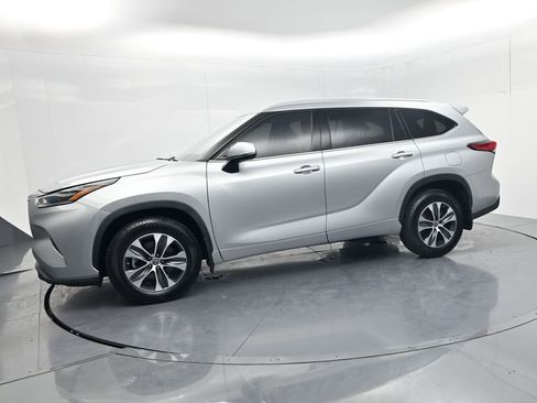 Used 2021 Toyota Highlander XLE image 4
